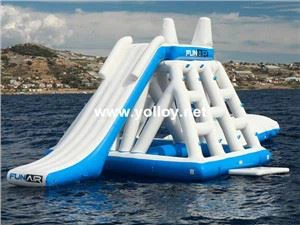 Viidakkojoen kanssa liukumäki ja vesipilkku vedessä